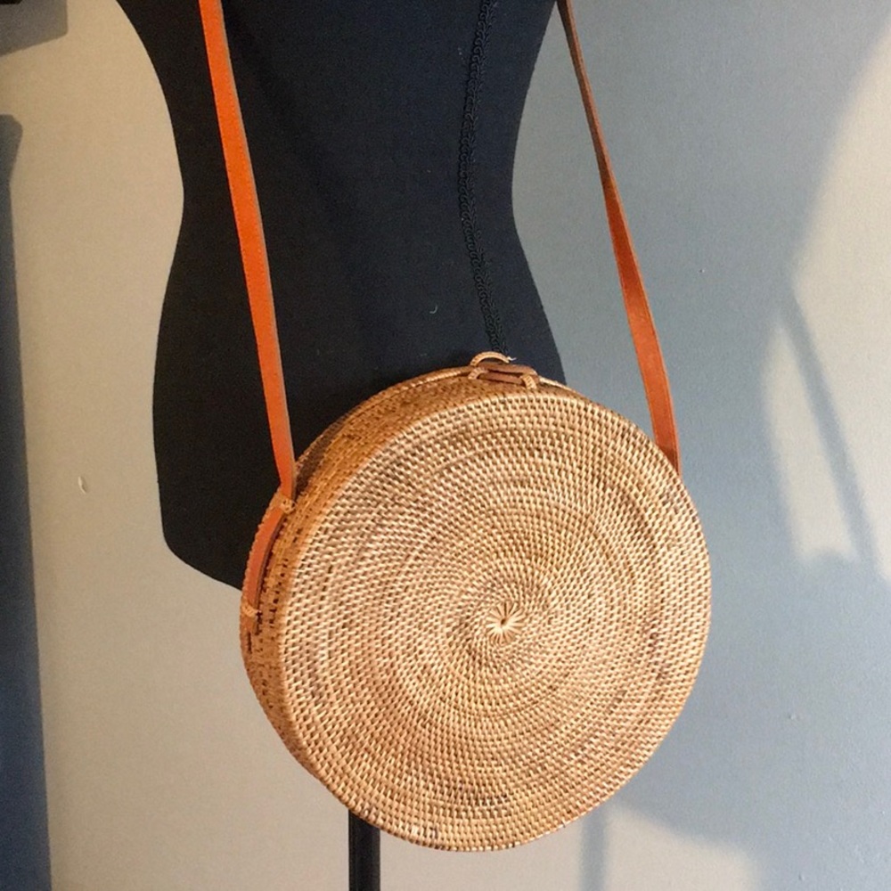Round, rattan/leather purse